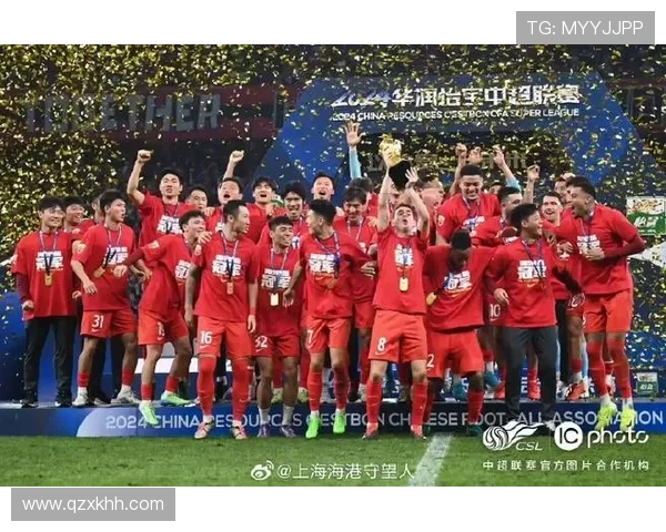 上海海港喜获三连冠更衣室庆祝合影传递冠军荣耀